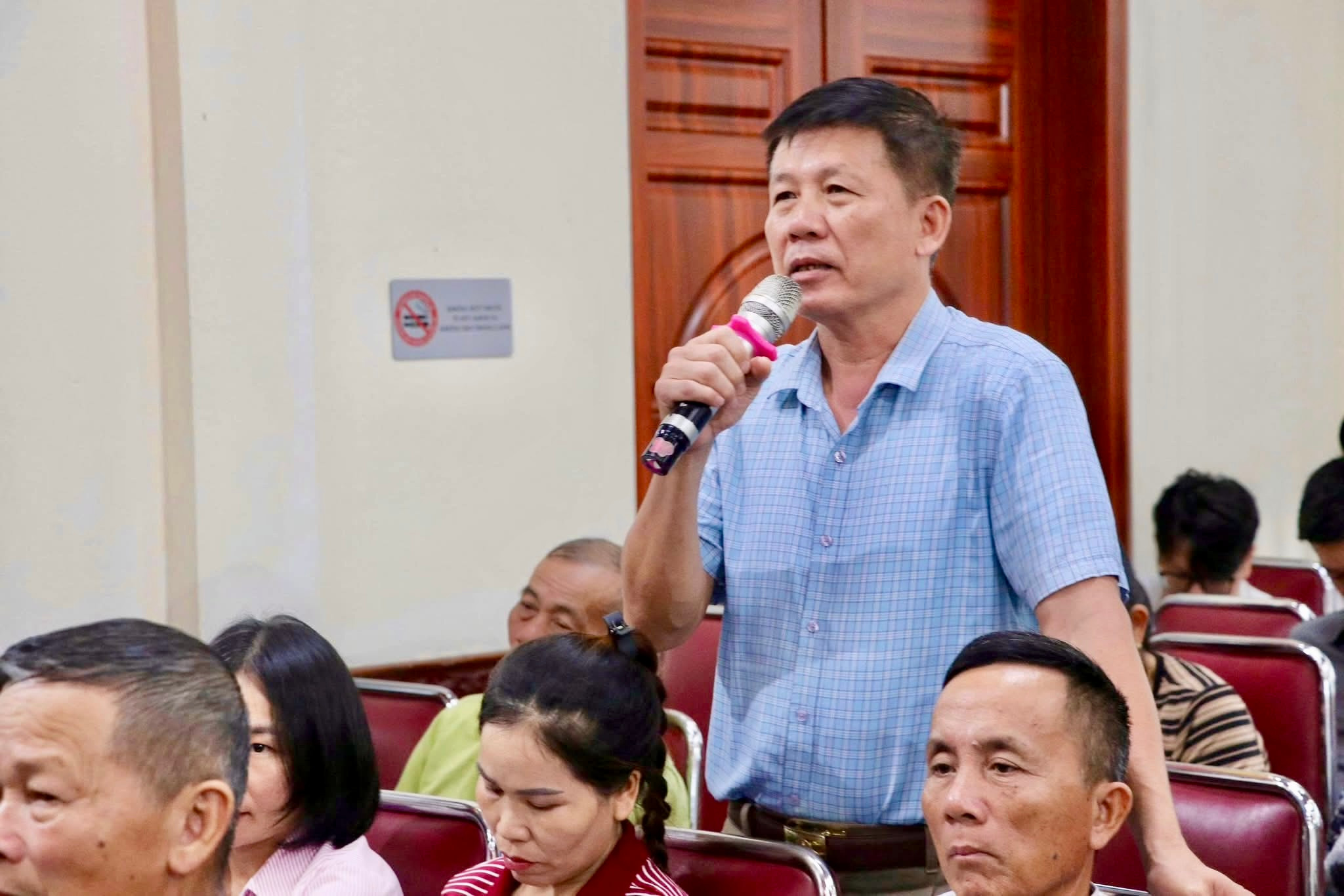 Cử tri phường Vinh Hưng phát biểu. Ảnh: Phan Quỳnh