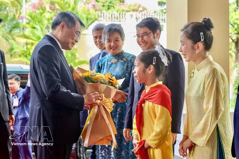 Prime Minister Le Minh Hung meets with staff of the Vietnamese Embassy and representatives of the Vietnamese community in Cambodia on October 10, 2026. (Photo: VNA)