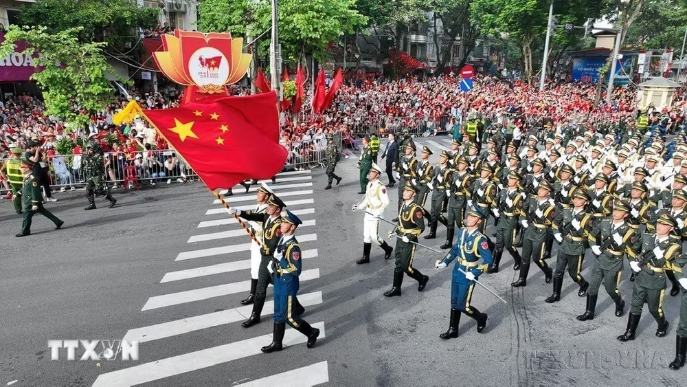 Khối Quân đội Trung Quốc diễu binh qua khu vực Cửa Nam trong Lễ kỷ niệm 80 năm Quốc khánh nước Cộng hòa xã hội chủ nghĩa Việt Nam (Hà Nội, 9/2025). (