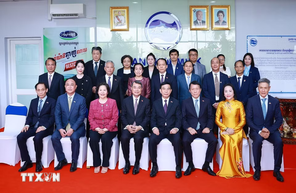 Thủ tướng Lê Minh Hưng với lãnh đạo Công ty sữa Angkor Milk