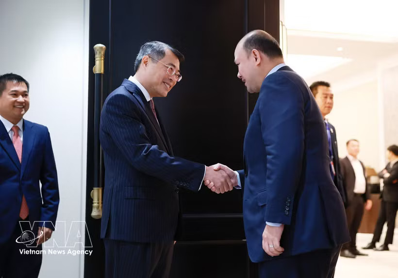 Prime Minister Le Minh Hung (left) meets with Cambodian Deputy Prime Minister Hun Many, who is also President of the Union of Youth Federations of Cambodia (UYFC), in Phnom Penh on October 10, 2026. (Photo: VNA)
