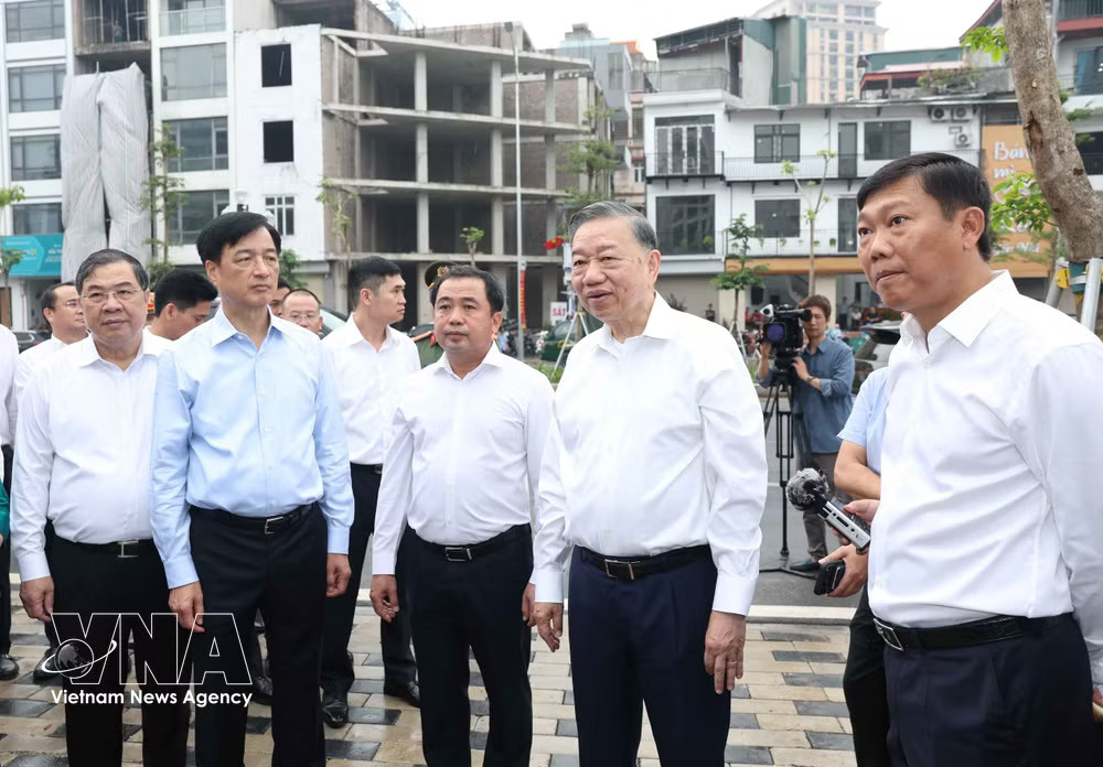 General Secretary and President To Lam inspects the Ring Road 1 project in Hanoi's O Cho Dua ward on October 10, 2026. (Photo: VNA)