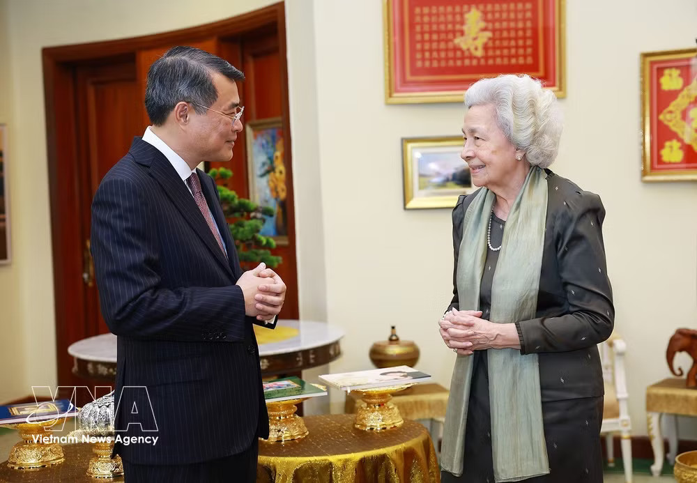 Prime Minister Le Minh Hung visits Queen Mother Norodom Monineath Sihanouk at the Royal Palace in Phnom Penh on October 10, 2026. (Photo: VNA) vnanet-vietnamese-pm-meets-cambodian-queen-mother.jpg