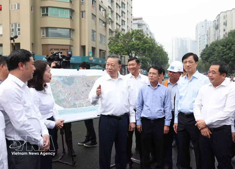 General Secretary and President To Lam inspects the construction of Ring Road 2.5, which runs through Cau Giay ward of Hanoi, on October 10, 2026. (Photo: VNA)