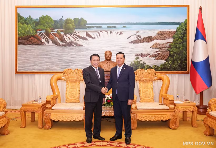 Vietnamese Minister of Public Security General Luong Tam Quang (left) and his Lao counterpart, Senior Lieutenant General Vanthong Kongmany, at their meeting in Vientiane on October 9, 2026 (Photo: VNA)