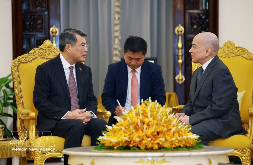 Prime Minister Le Minh Hung meets with Cambodian King Norodom Sihamoni at the Royal Palace in Phnom Penh on October 10, 2026. (Photo: VNA)