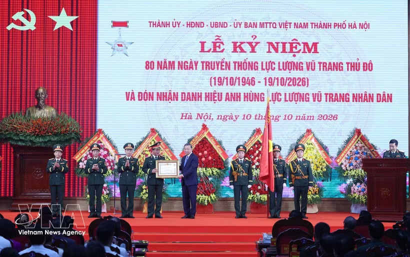 General Secretary of the Communist Party of Vietnam Central Committee and President To Lam presents the title of Hero of the People's Armed Forces to the Hanoi Capital Military Command at the ceremony on October 10, 2026. (Photo: VNA)