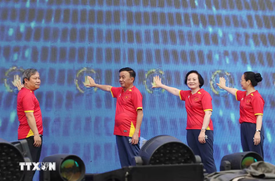 Thường trực Ban Bí thư Trần Cẩm Tú, Phó Thủ tướng Phạm Thị Thanh Trà cùng các đại biểu thực hiện nghi thức phát động phong trào ”Mỗi người dân lựa chọn ít nhất một môn thể thao phù hợp để tập luyện thường xuyên”