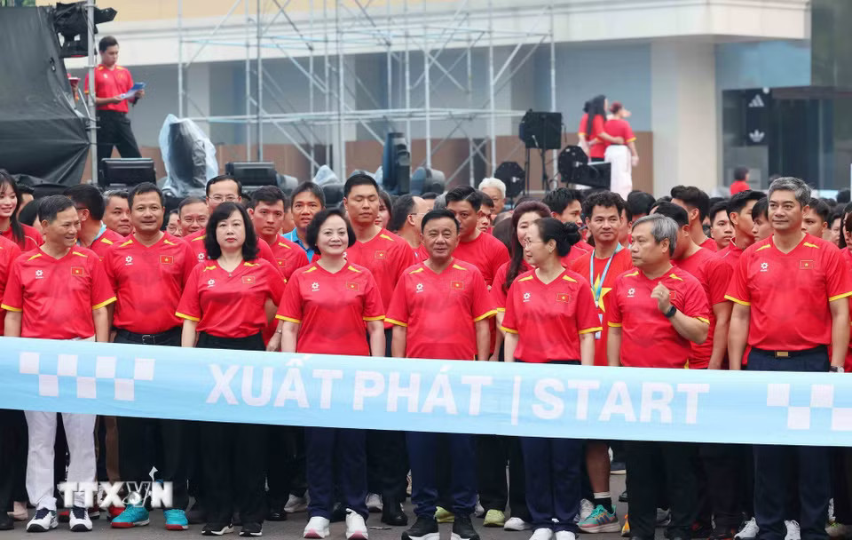 Thường trực Ban Bí thư Trần Cẩm Tú, Phó Thủ tướng Phạm Thị Thanh Trà cùng các đại biểu tham gia chạy hưởng ứng phong trào