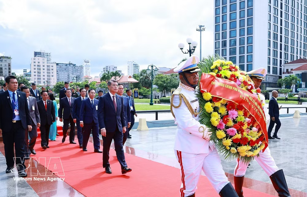Prime Minister Le Minh Hung and his delegation lay flowers at the Cambodia-Vietnam Friendship Monument (Photo: VNA) vnanet_potal-thu-tuong-le-minh-hung-dat-hoa-tai-dai-huu-nghi-campuchia-viet-nam-9076693-1.jpg