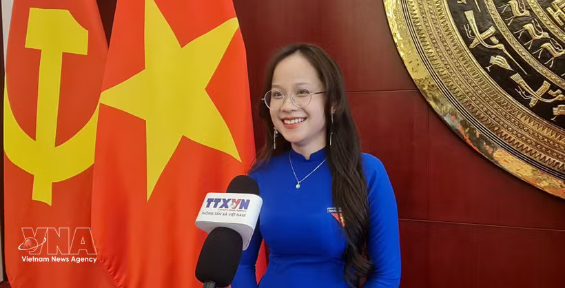 Le Nguyet Quynh, a student at the Tsinghua University School of Economics and Management, speaks to the Vietnam News Agency correspondents in Beijing (Photo: VNA)