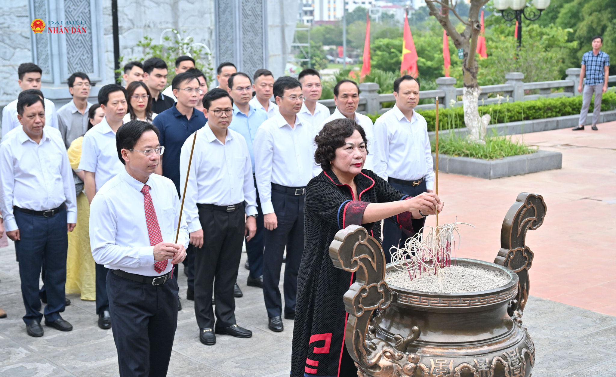 Phó Chủ tịch Quốc hội Nguyễn Thị Hồng dâng hương tại Đền thờ Bác Hồ, tỉnh Sơn La