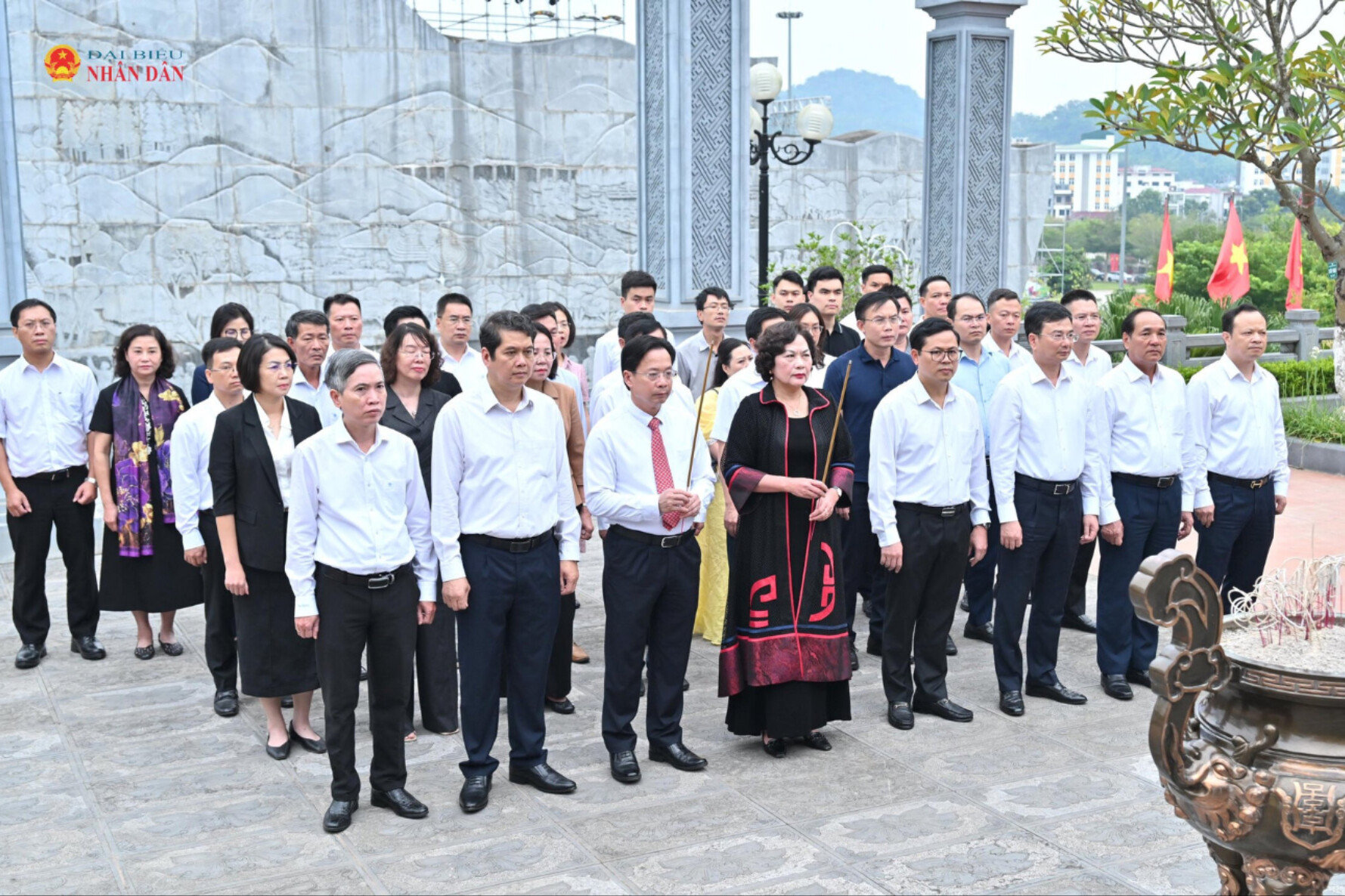 Phó Chủ tịch Quốc hội Nguyễn Thị Hồng dâng hương tưởng nhớ Chủ tịch Hồ Chí Minh tại Sơn La