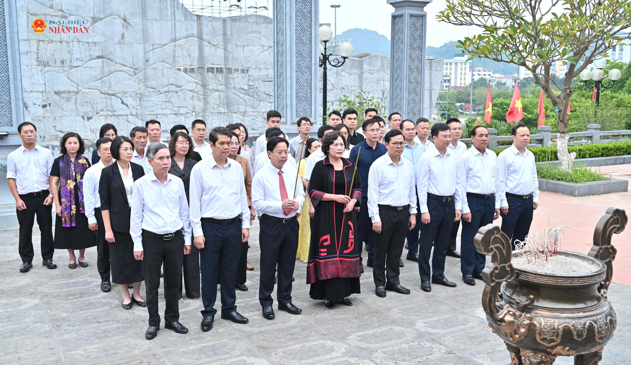 Phó Chủ tịch Quốc hội Nguyễn Thị Hồng đã tới dâng hương tại Đền thờ Bác Hồ, tỉnh Sơn La