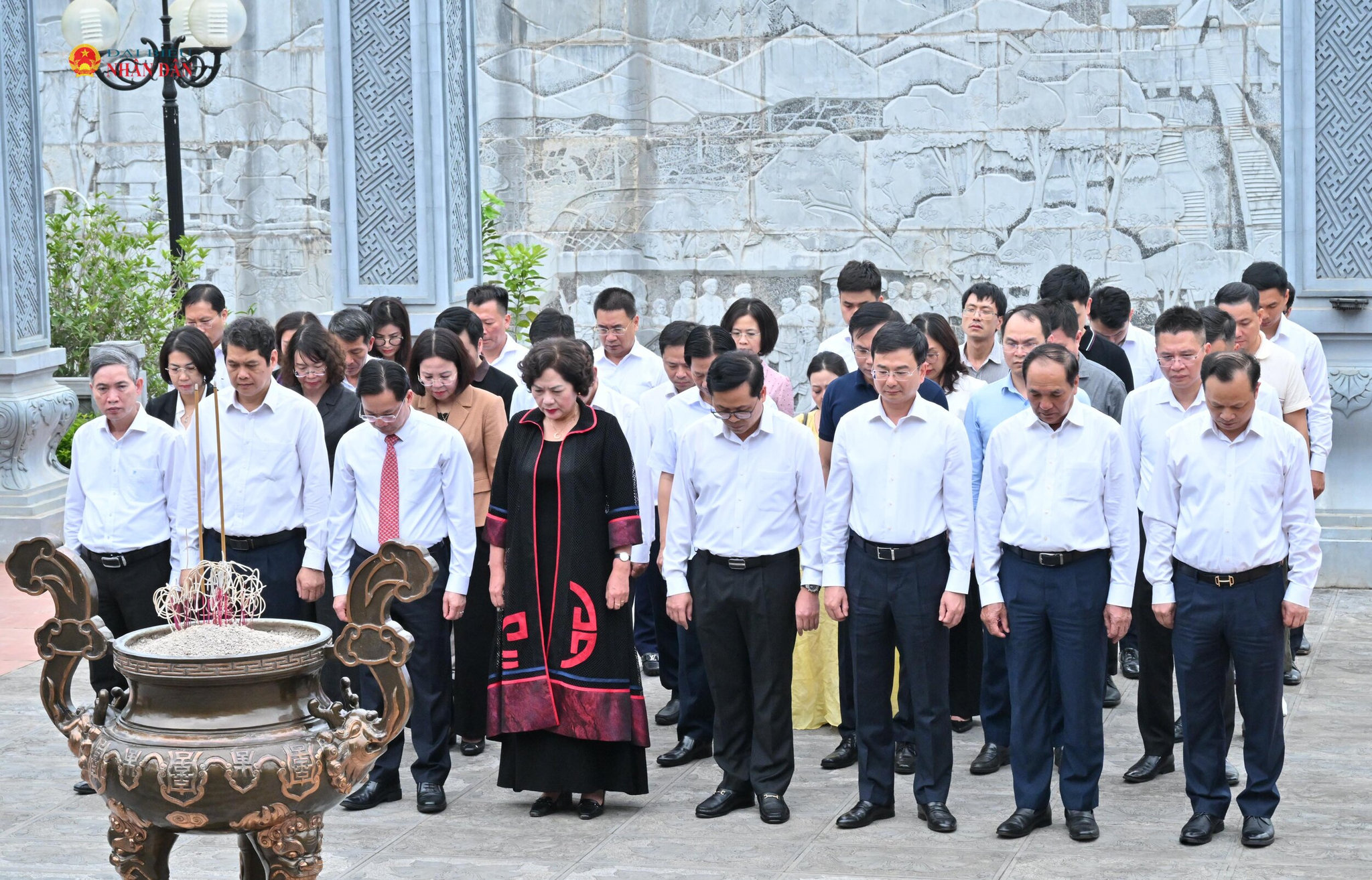 Phó Chủ tịch Quốc hội Nguyễn Thị Hồng và các đại biểu dành một phút tưởng niệm Chủ tịch Hồ Chí Minh