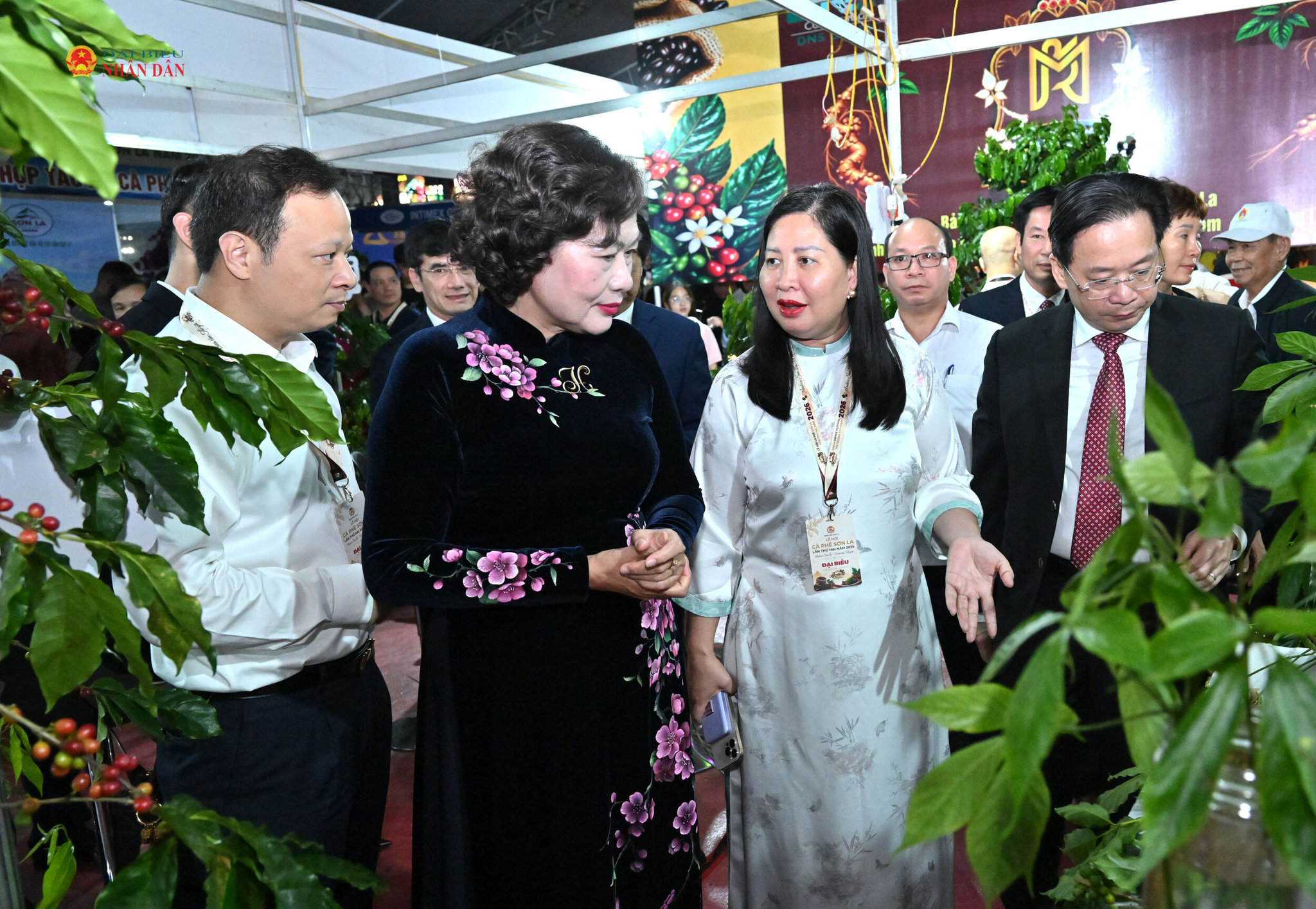 Phó Chủ tịch Quốc hội Nguyễn Thị Hồng và các đại biểu thăm các gian hàng tại hội chợ triển lãm