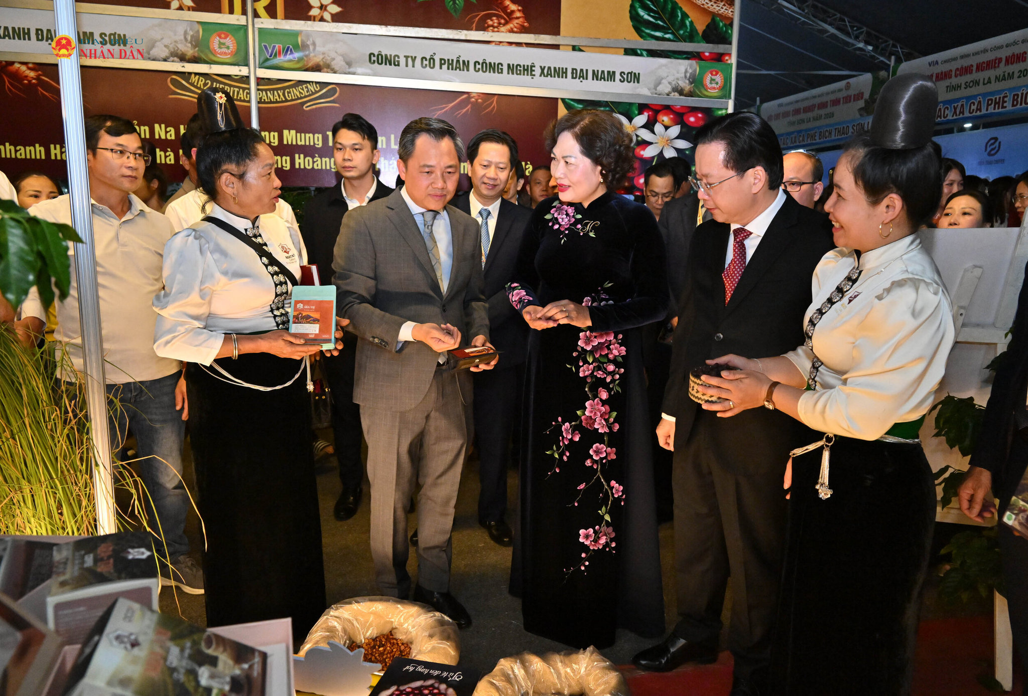 Phó Chủ tịch Quốc hội Nguyễn Thị Hồng và các đại biểu thăm các gian hàng tại hội chợ triển lãm