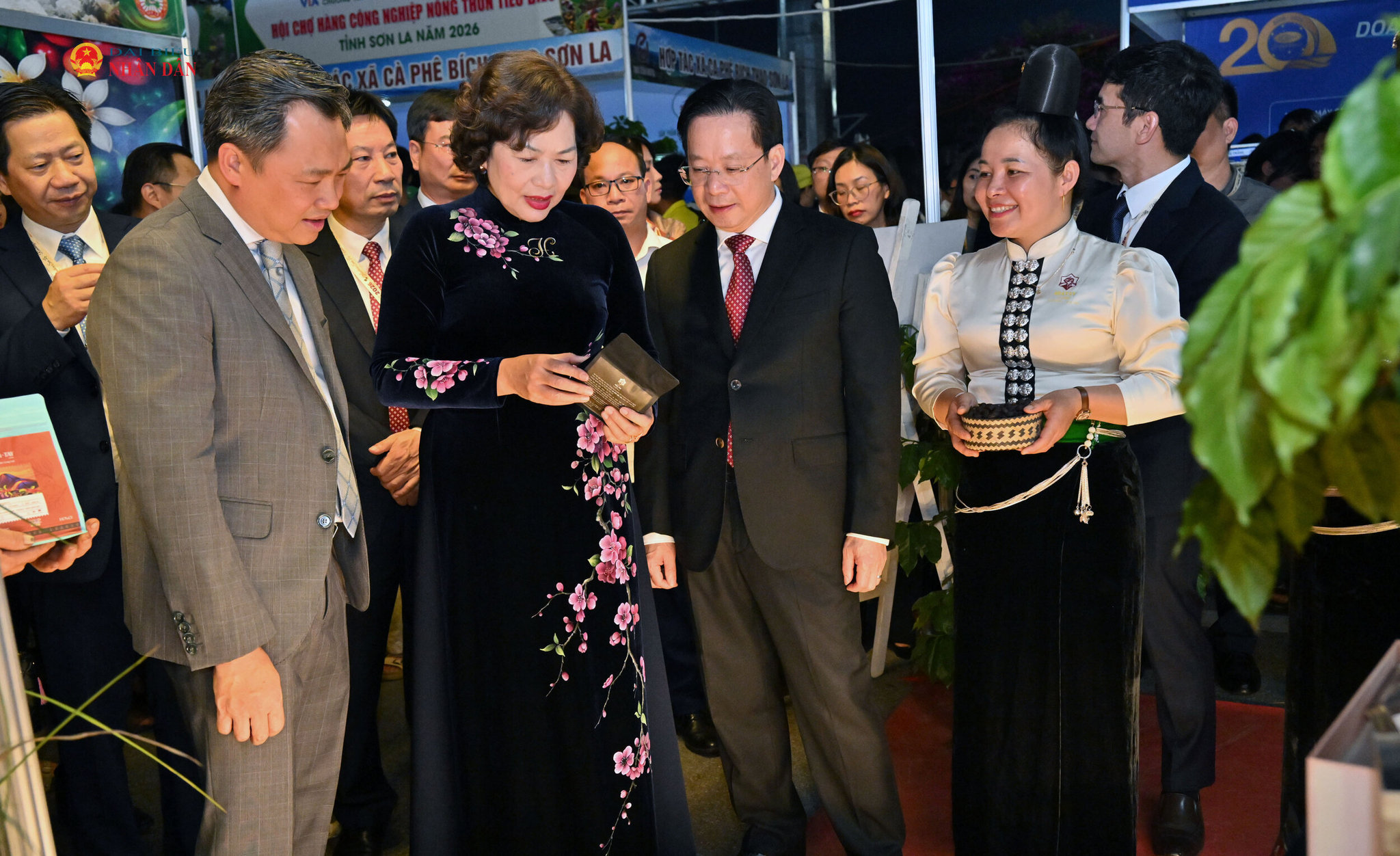 Phó Chủ tịch Quốc hội Nguyễn Thị Hồng và các đại biểu thăm các gian hàng tại hội chợ triển lãm