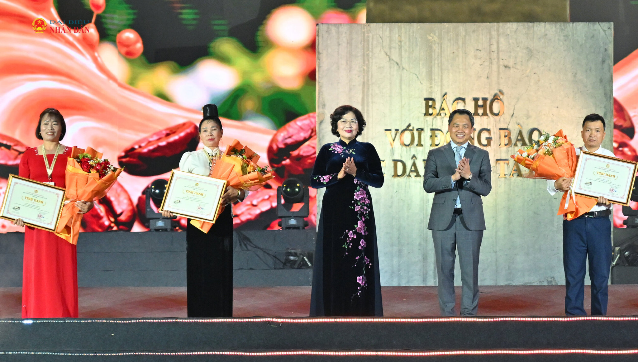 Phó Chủ tịch Quốc hội Nguyễn Thị Hồng và Chủ tịch tỉnh Sơn La Nguyễn Đình Việt tặng bằng khen cho các hộ nông dân tiêu biểu