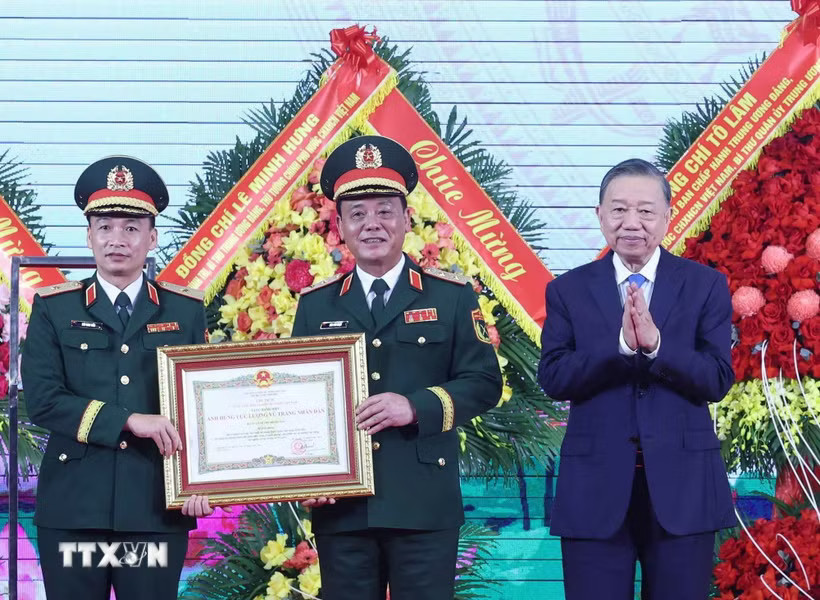 Tổng Bí thư, Chủ tịch nước Tô Lâm trao Danh hiệu Anh hùng Lực lượng Vũ trang Nhân dân tặng Bộ Tư lệnh Thủ đô Hà Nội. (Ảnh: Thống Nhất/TTXVN)