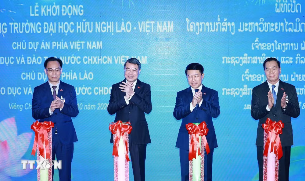 Thủ tướng Lê Minh Hưng và Thủ tướng Lào Saleumxay Kommasith thực hiện nghi thức khởi động dự án Trường Đại học Hữu nghị Lào-Việt Nam. (