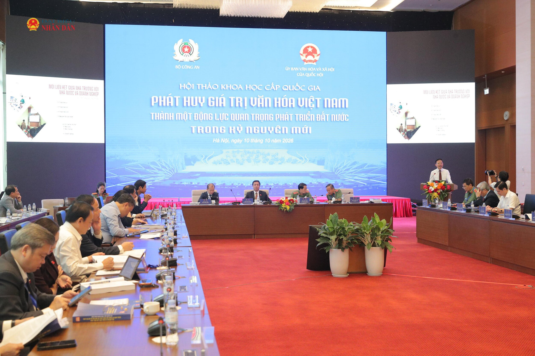 Toàn cảnh (Hiệu trưởng Trường Đại học Khoa học Xã hội và Nhân văn, Đại học Quốc gia Hà Nội, GS.TS Hoàng Anh Tuấn)