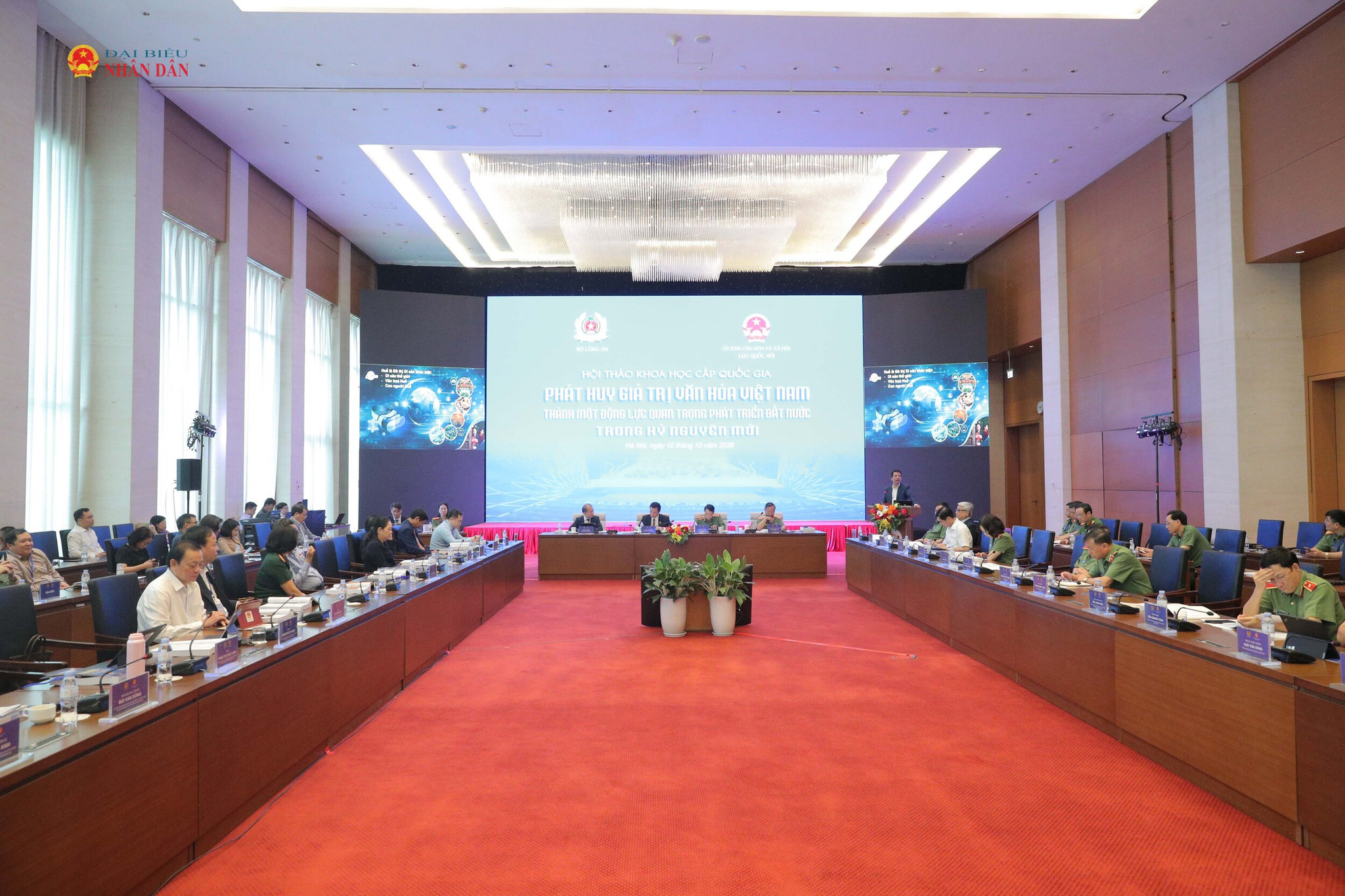 Toàn cảnh (Phó Chủ tịch UBND thành phố Huế Trần Hữu Thùy Giang)