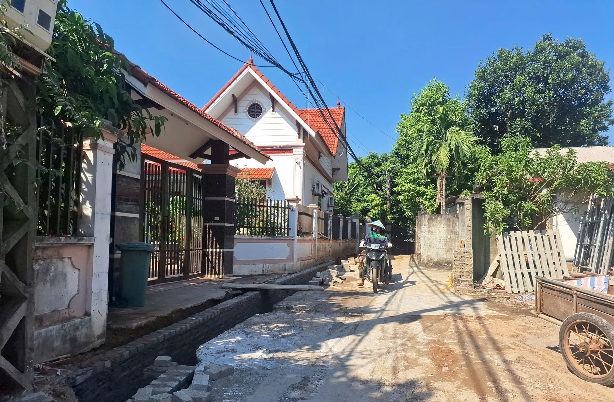 Các tuyến đường hoàn thành sẽ giúp thuận tiện hơn cho giao thông và sinh hoạt của người dân góp phần vào thành công trong xây dựng nông thôn mới