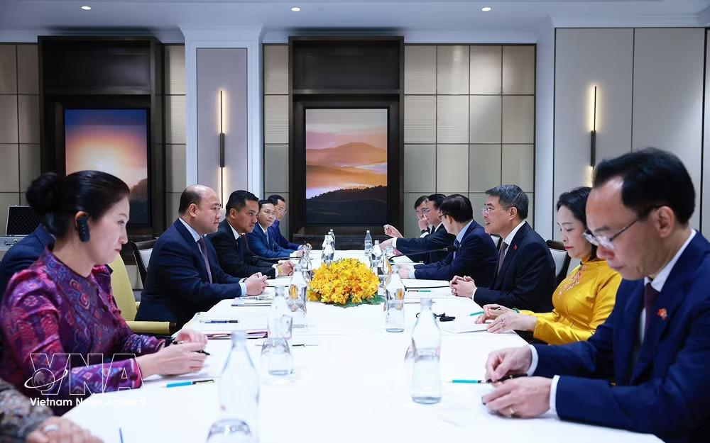 The meeting between Prime Minister Le Minh Hung and Cambodian Deputy Prime Minister and President of the Union of Youth Federations of Cambodia Hun Many in Phnom Penh on October 10, 2026 (Photo: VNA) vnanet-pm-highlights-youths-role-in-advancing-vietnamcambodia-ties-2.jpg
