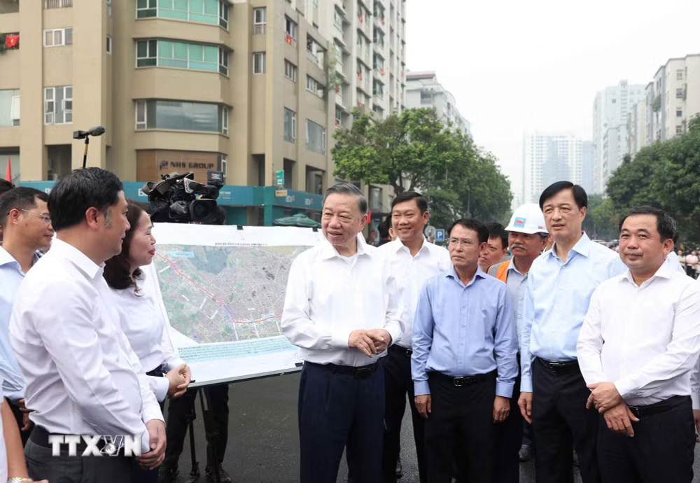 Tổng Bí thư, Chủ tịch nước Tô Lâm kiểm tra việc thực hiện dự án đường Vành đai 2,5 thuộc địa bàn phường Cầu Giấy