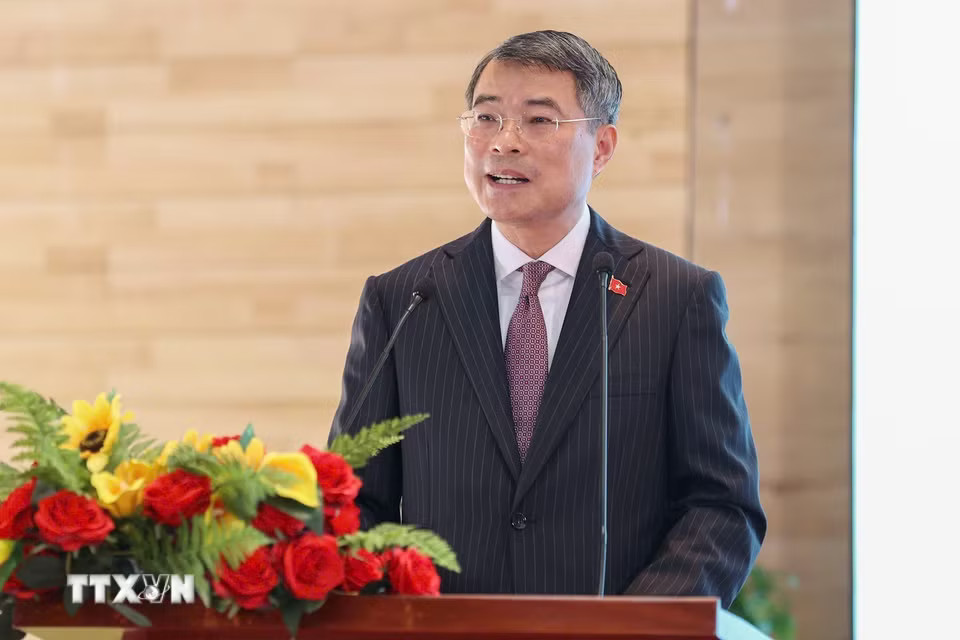 Thủ tướng Lê Minh Hưng phát biểu tại buổi gặp gỡ cán bộ, nhân viên Đại sứ quán và cộng đồng người Việt Nam tại Campuchia