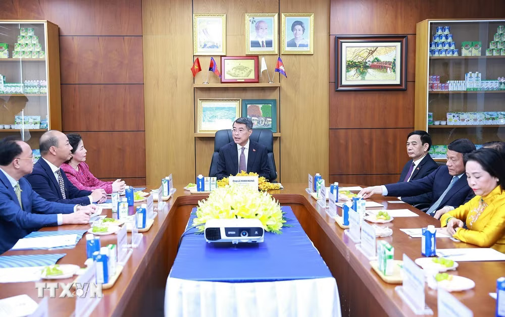 Thủ tướng Lê Minh Hưng thăm Công ty sữa Angkor Milk