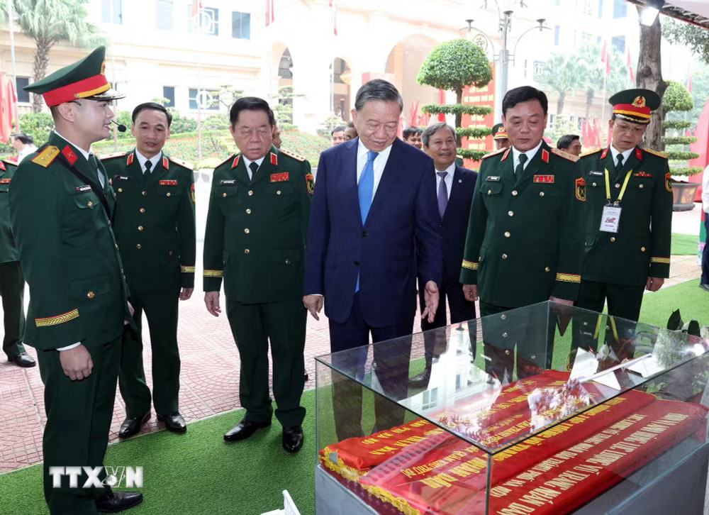 Tổng Bí thư, Chủ tịch nước Tô Lâm và đại biểu xem các tư liệu, hiện vật truyền thống của Lực lượng vũ trang Thủ đô