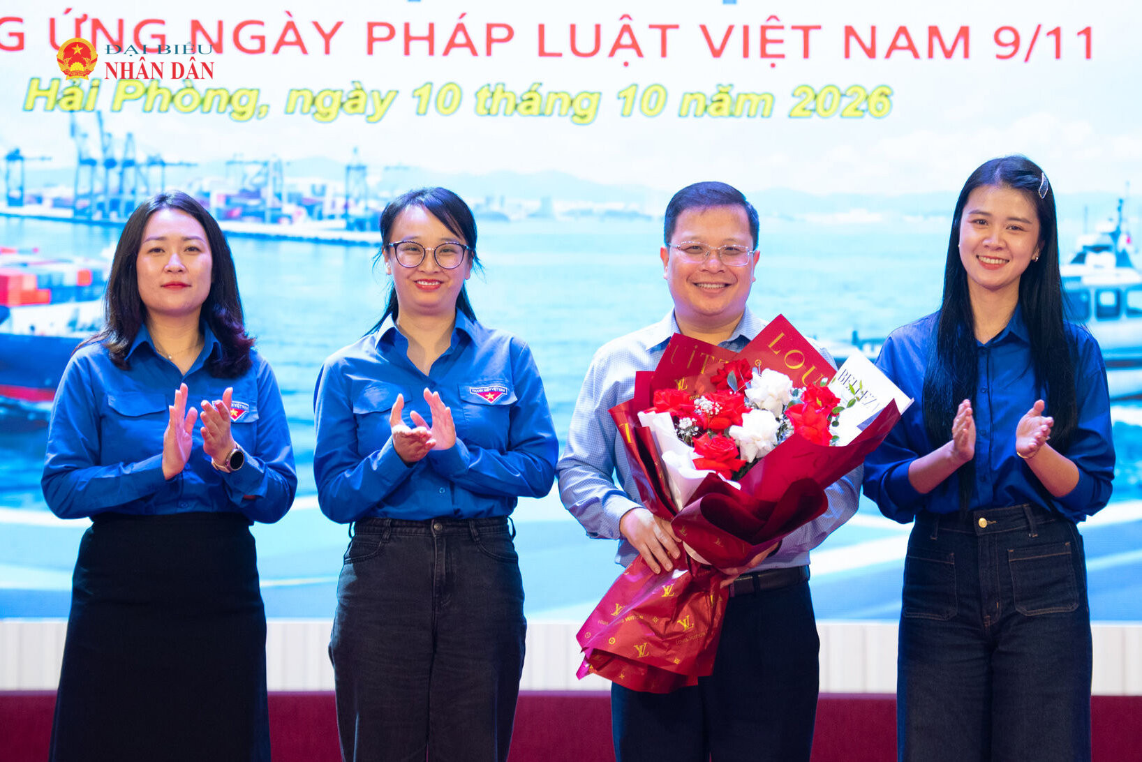Ban tổ chức tặng hoa Phó Chủ tịch Nhóm Đại biểu Quốc hội trẻ, ĐBQH hoạt động chuyên trách tại Ủy ban Pháp luật và Tư pháp Nguyễn Danh Tú