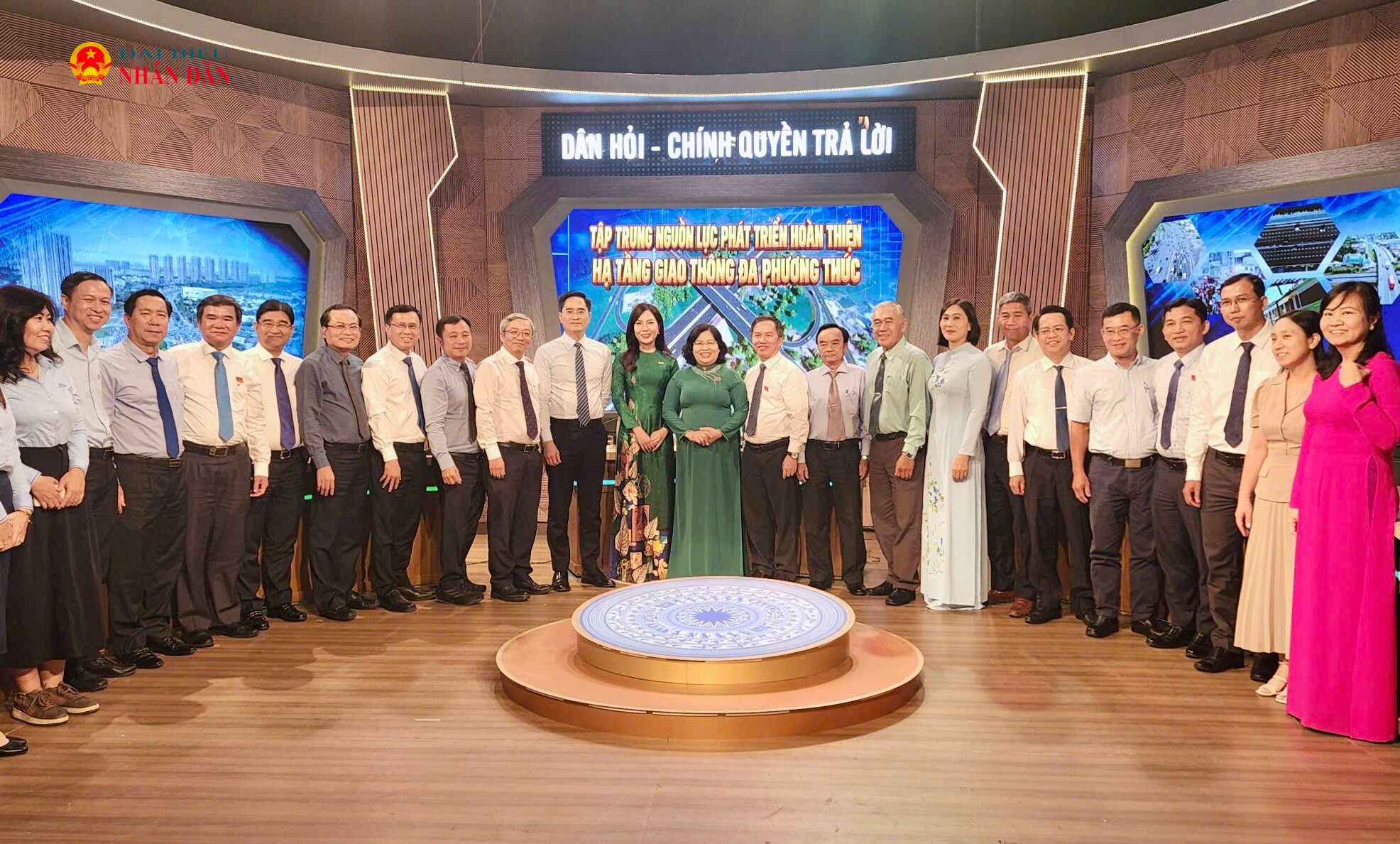 Các đại biểu tham dự chương trình chụp ảnh lưu niệm