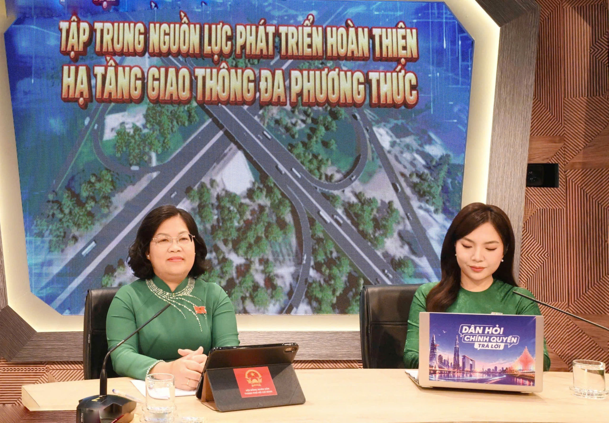 Phó Chủ tịch HĐND thành phố Nguyễn Trường Nhật Phượng điều hành chương trình