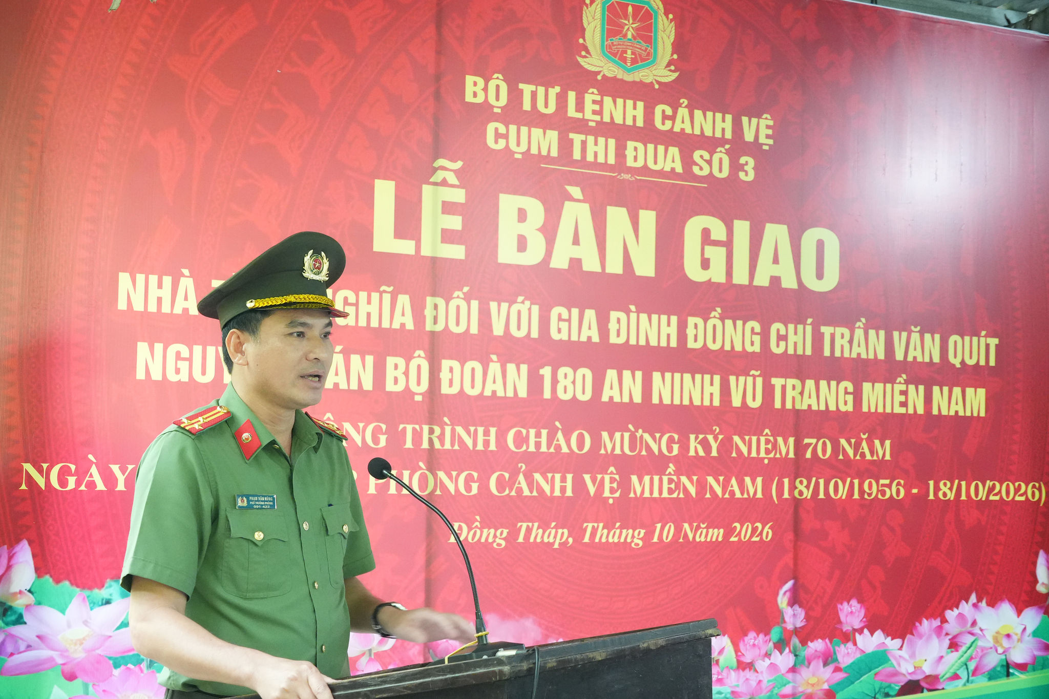 Thượng tá Phạm Văn Hùng, Phó Trưởng phòng Cảnh vệ miền Trung phát biểu tại buổi lễ