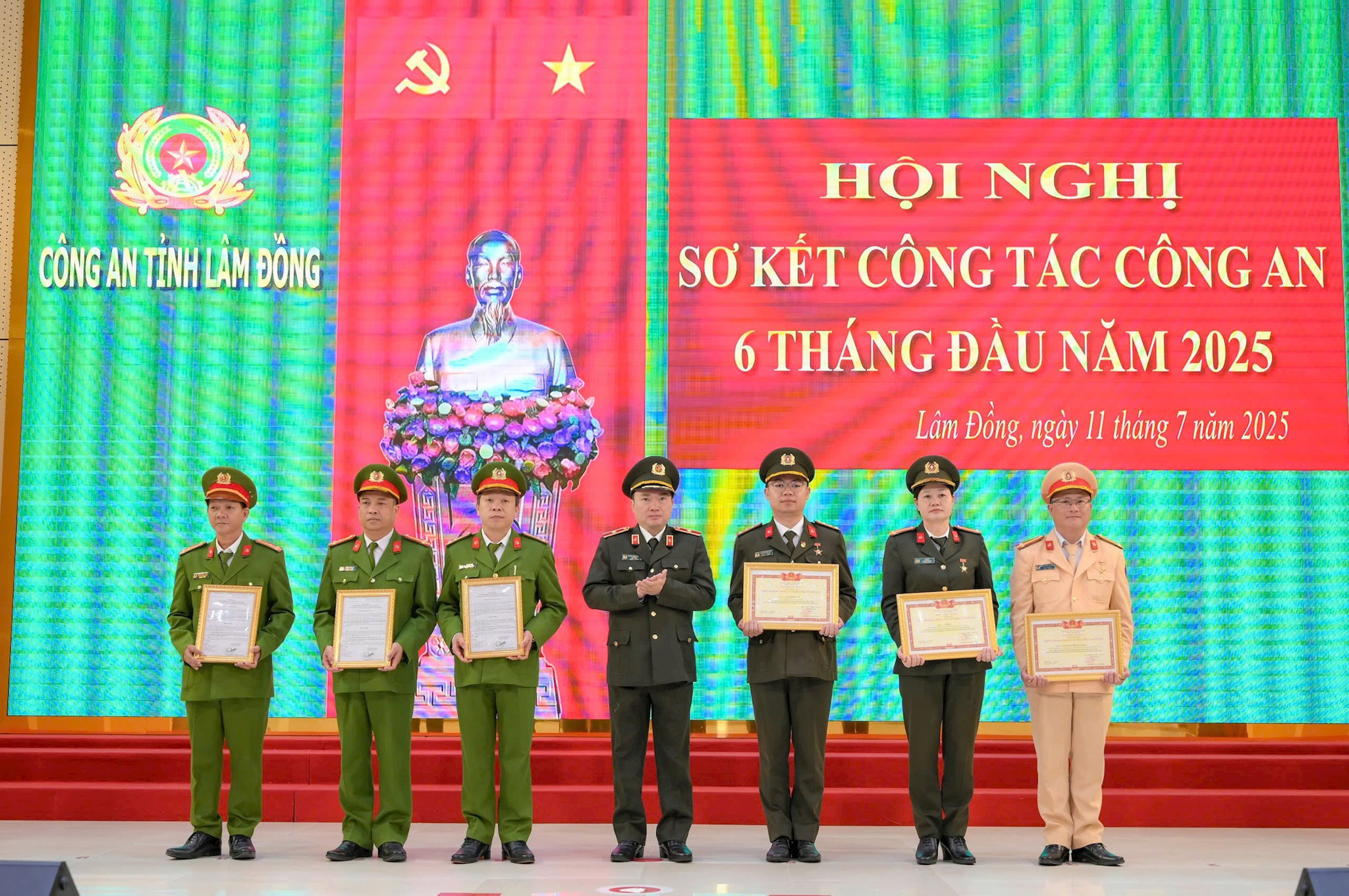 Thiếu tướng Trương Minh Đương, Giám đốc Công an tỉnh Lâm Đồng, trao danh hiệu “Chiến sĩ thi đua toàn lực lượng Công an nhân dân” cho Đại úy Võ Lê Thanh Lâm (thứ 3 từ phải sang)