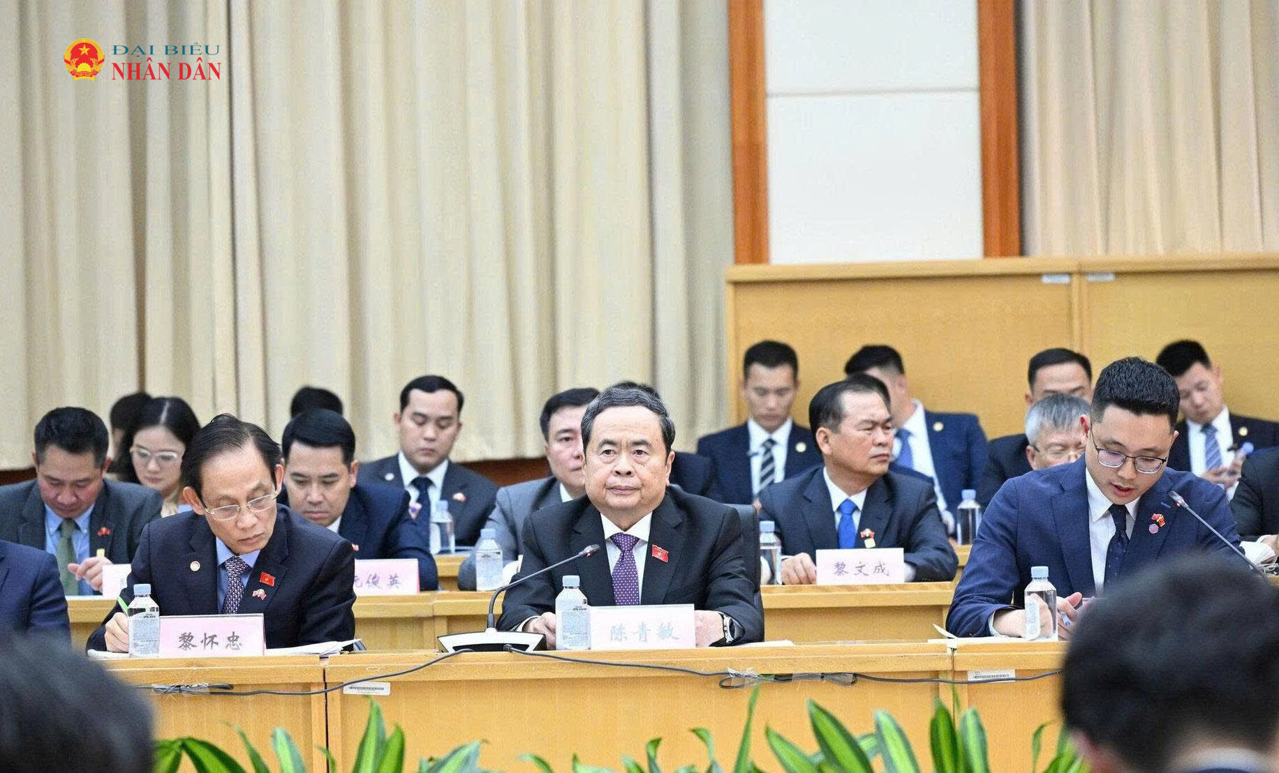 Chủ tịch Quốc hội Trần Thanh Mẫn và các đại biểu nghe giới thiệu về Ngôi nhà Nhân đại, Trạm liên lạc đại biểu Nhân đại và các điểm liên hệ lập pháp cơ sở