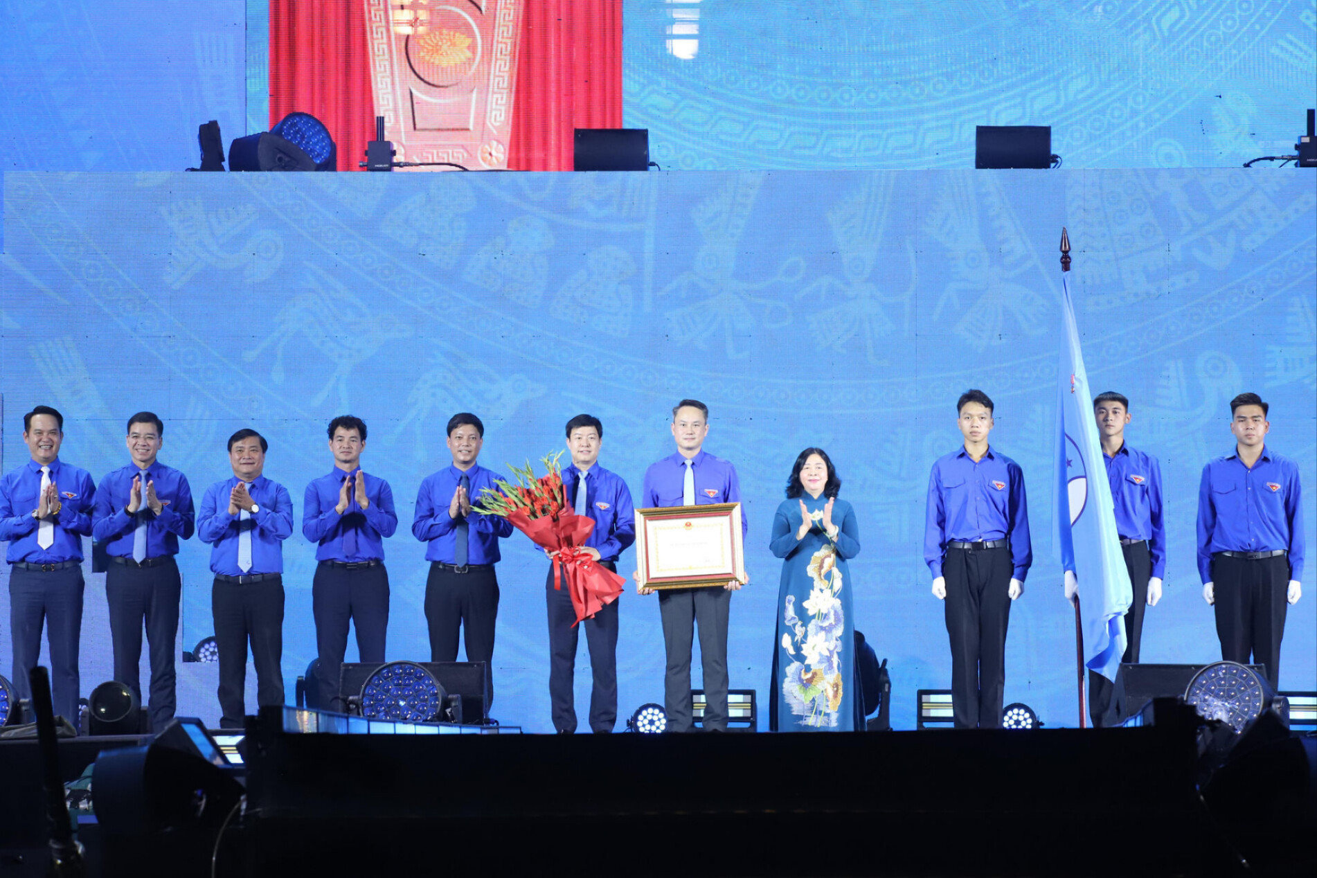 Ủy viên Bộ Chính trị, Bí thư Trung ương Đảng, Chủ tịch Ủy ban Trung ương Mặt trận Tổ quốc Việt Nam Bùi Thị Minh Hoài trao Huân chương Lao động hạng Nhất cho Hội Liên hiệp Thanh niên Việt Nam