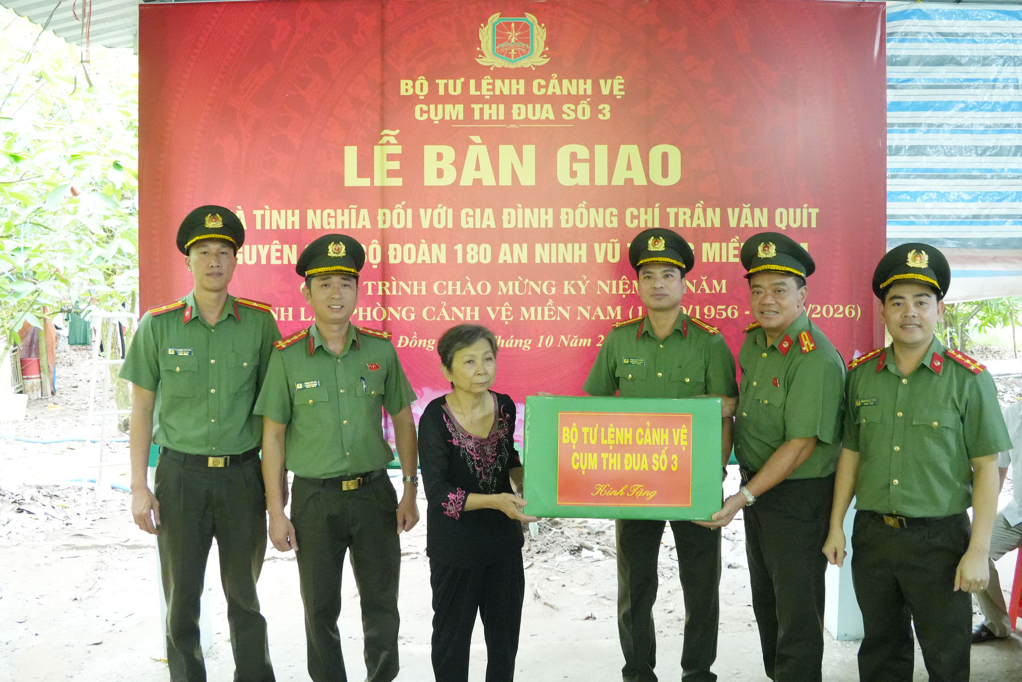 Cụm thi đua số 3 thuộc Bộ Tư lệnh Cảnh vệ trao quà cho gia đình bà Huỳnh Thị Hai