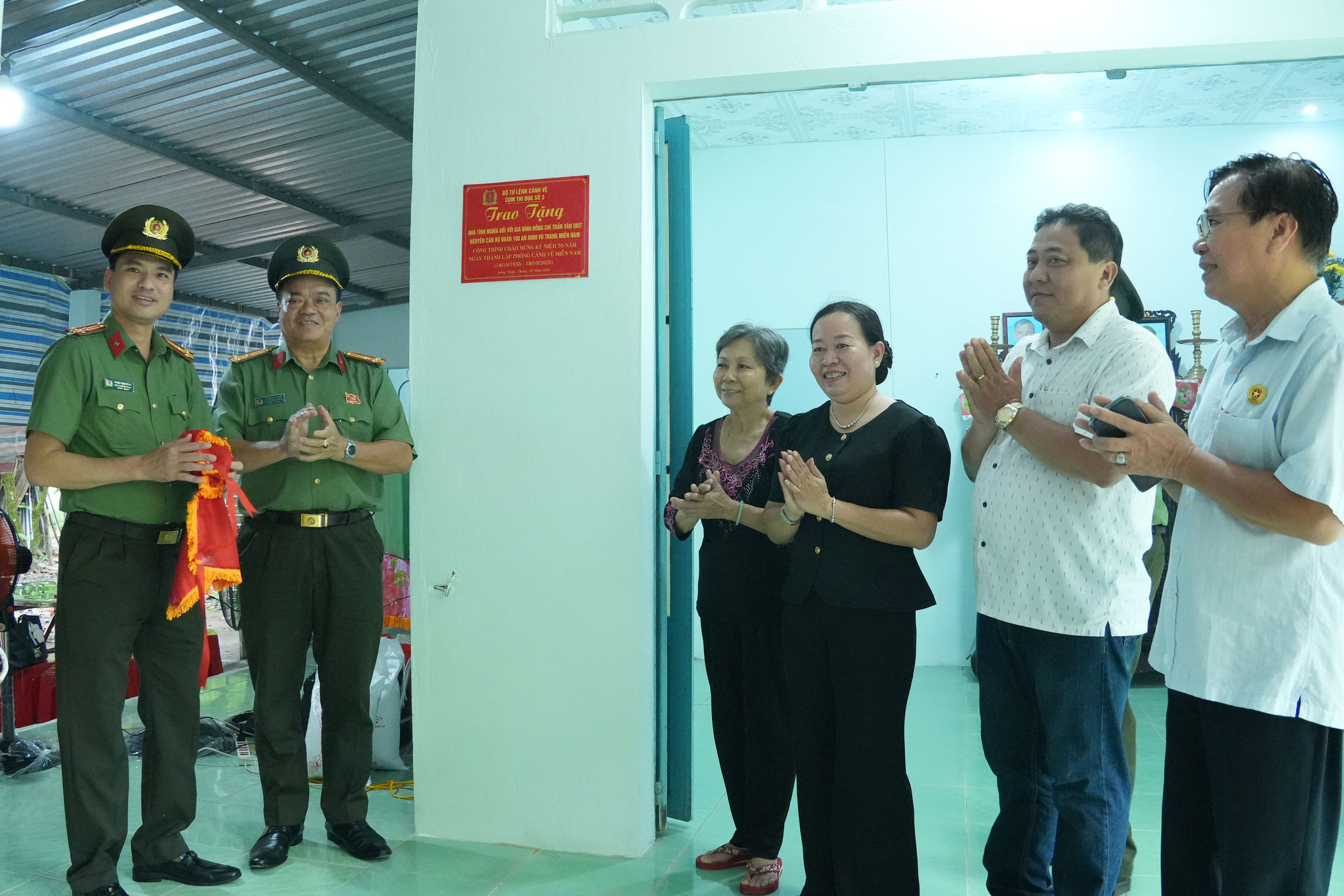 Cụm thi đua số 3 thuộc Bộ Tư lệnh Cảnh vệ trao nhà tình nghĩa đ gia đình nguyên cán bộ Đoàn 180 An ninh Vũ trang Miền Nam