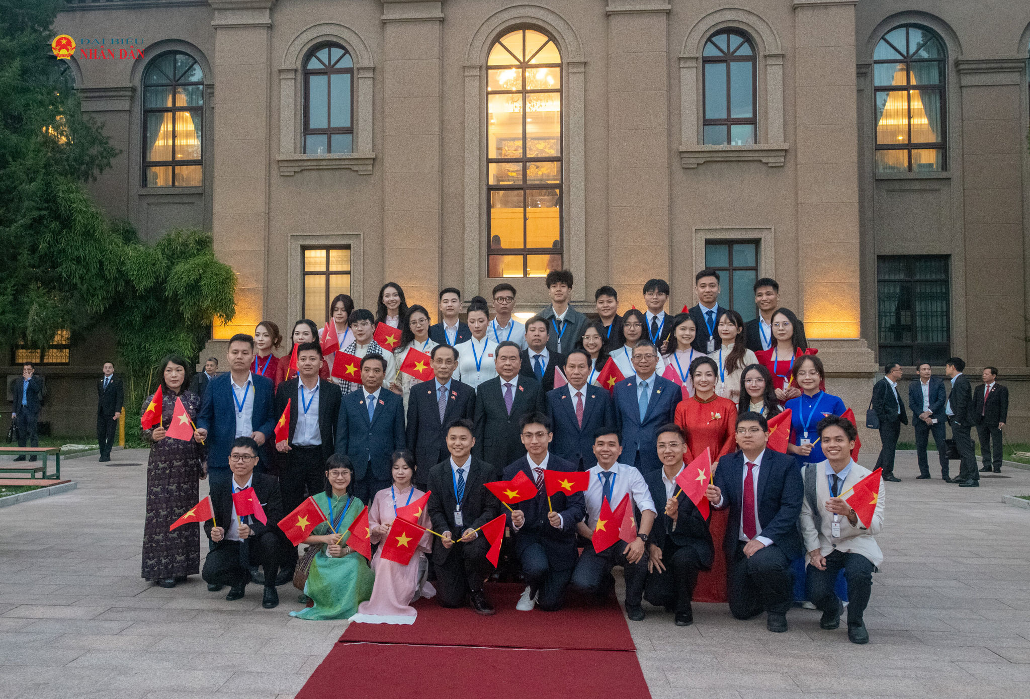 Chủ tịch QH và các đại biểu với các du học sinh Việt Nam tại Trung Quốc.