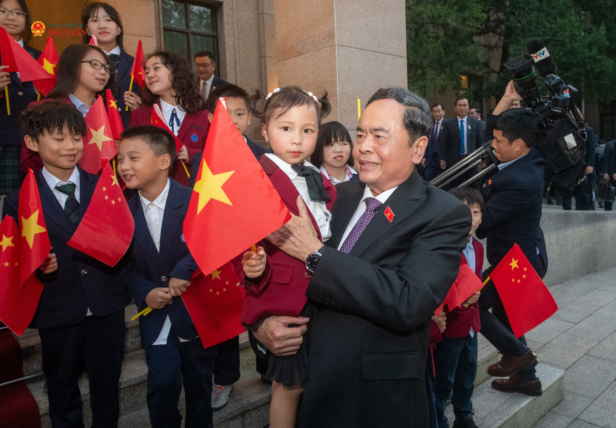 Chủ tịch Quốc hội Trần Thanh Mẫn thăm cán bộ Đại sứ quán và cộng đồng người Việt Nam tại Trung Quốc.1