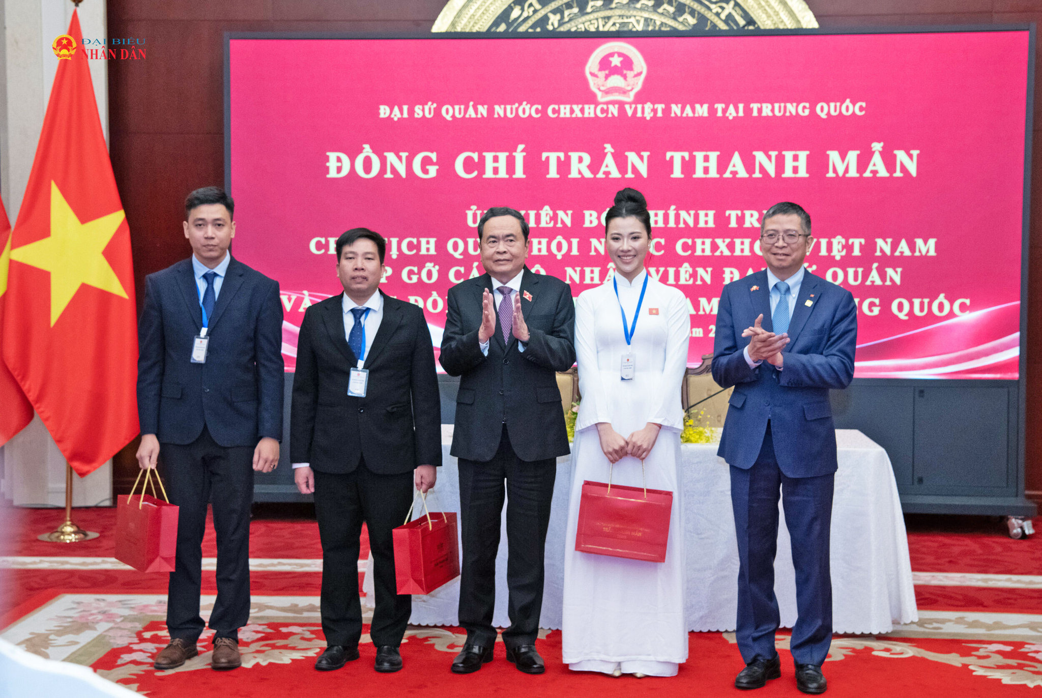 Chủ tịch Quốc hội Trần Thanh Mẫn trao quà tặng đại diện cộng đồng người Việt Nam tại Trung Quốc