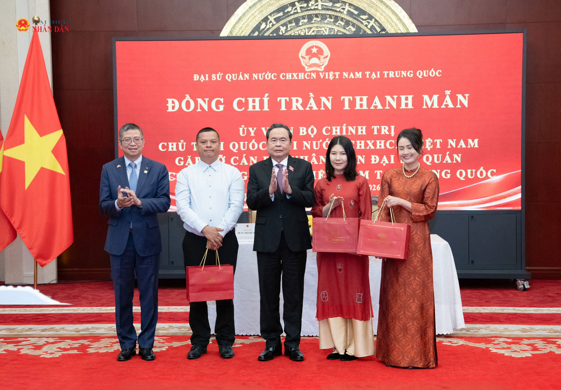 Chủ tịch Quốc hội Trần Thanh Mẫn trao quà tặng đại diện cộng đồng người Việt Nam tại Trung Quốc
