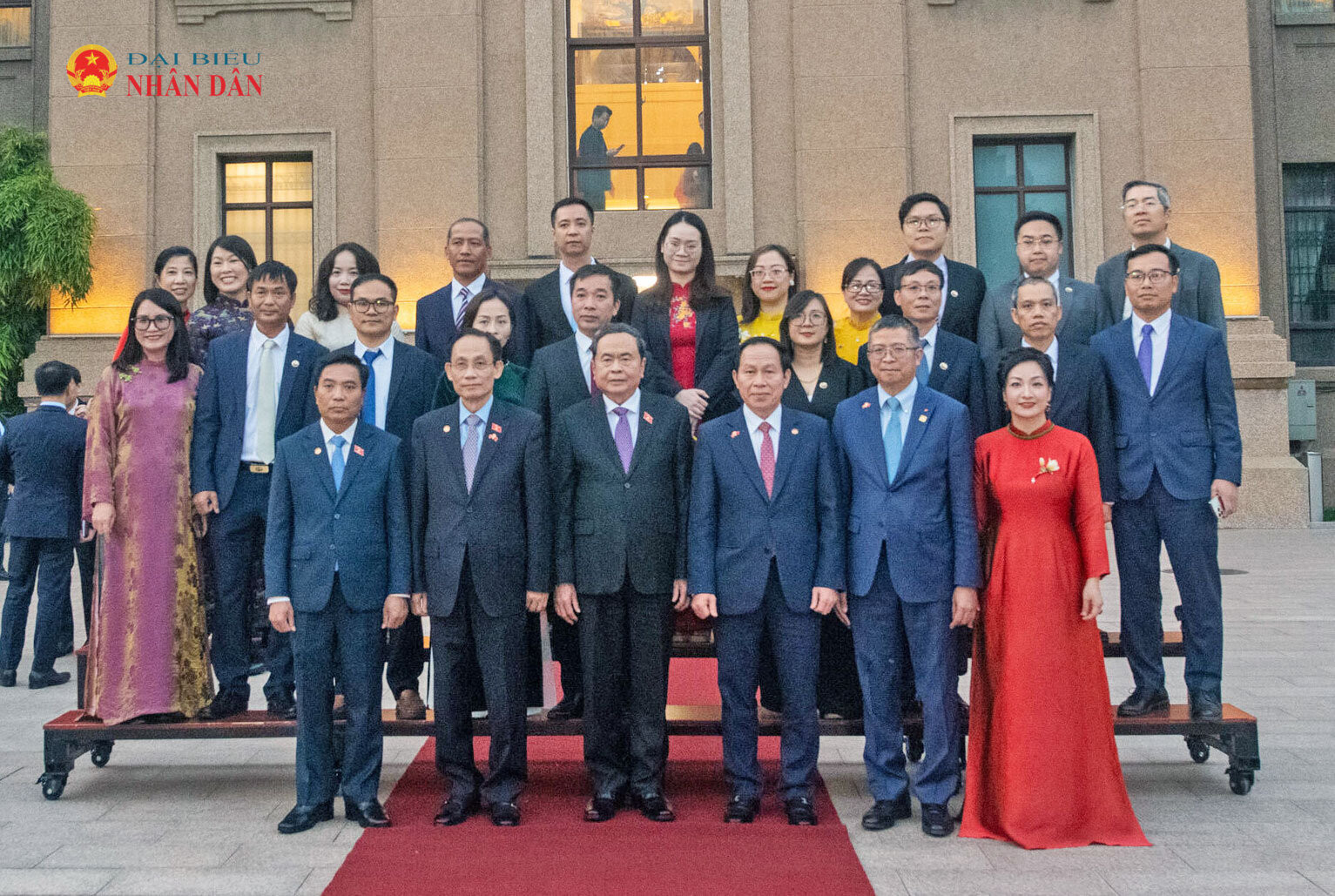 Chủ tịch Quốc hội Trần Thanh Mẫn cùng các đại biểu và cán bộ, nhân viên Đại sứ quán Việt Nam tại Trung Quốc