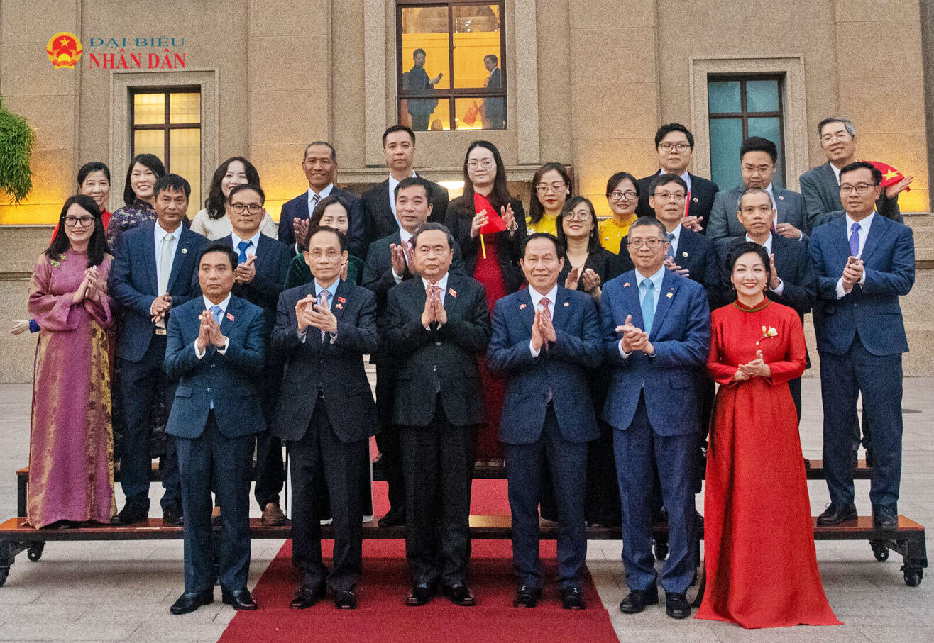 Chủ tịch Quốc hội Trần Thanh Mẫn cùng các đại biểu và cán bộ, nhân viên Đại sứ quán Việt Nam tại Trung Quốc