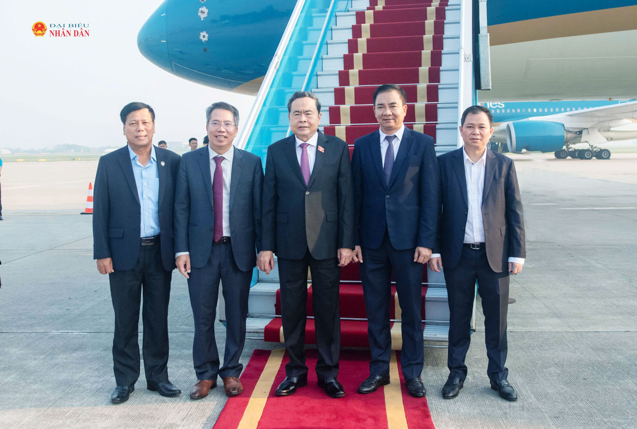 Đại diện Thường trực Ủy ban Quốc phòng, An ninh và Đối ngoại và lãnh đạo Văn phòng Quốc hội tiễn Chủ tịch Quốc hội Trần Thanh Mẫn tại sân bay quốc tế Nội Bài