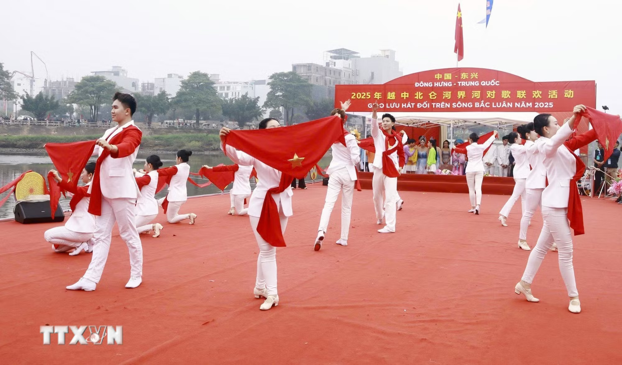 Giao lưu Hát đối trên sông biên giới Bắc Luân giữa thanh niên Móng Cái (Việt Nam) và thanh niên Đông Hưng (Trung Quốc) năm 2025